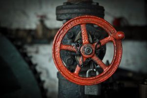 Przełączniki przepływu w systemach przemysłowych: Kluczowe zastosowania i zalety